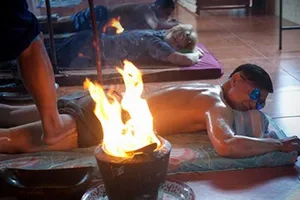 Trải nghiệm massage bằng chân và lửa ở Thái Lan