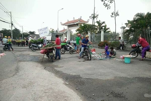 Cổng di tích lịch sử thành nơi họp chợ