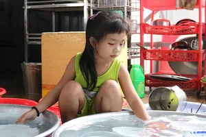 Mong ước được đến trường của bé gái 7 tuổi