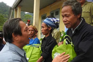 Ông bí thư tìm dân về từ hang đá