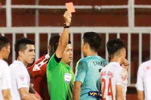 Phút 89, thẻ đỏ và bàn thua oan nghiệt