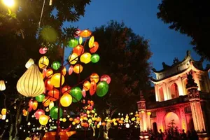 Văn Miếu lung linh trong đêm ‘Thu vọng nguyệt’