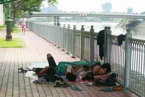 Nhếch nhác cảnh ‘ngủ lang’ bên bờ sông Bến Nghé