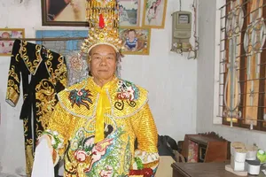 Người may ‘long bào’ thế kỷ 21