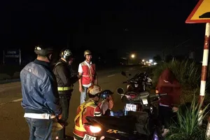 Dân tặng ... xăng cho Đội cứu nạn giao thông 