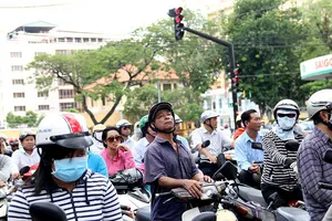 Thực hiện lệch ca, lệch giờ: Giảm ùn tắc nhưng còn ùn ứ