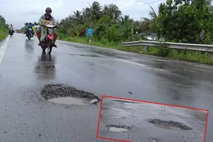 Đường vào cầu Cổ Chiên dày đặc ổ gà