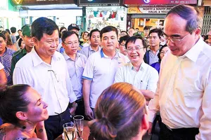 Bí thư Thành ủy TP.HCM thăm 2 phố đi bộ