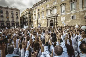 Tây Ban Nha sục sôi trước ‘giờ G’