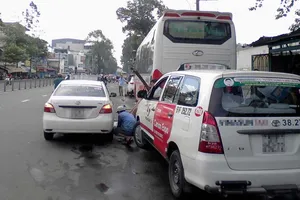 Dàn hàng ngang sửa xe hơi dưới lòng đường