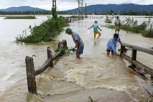 Nghệ An, Hà Tĩnh: Lũ cuốn cả người lẫn xe