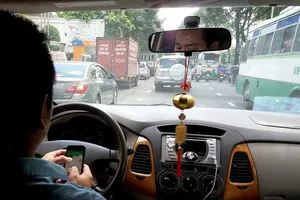 ‘Không có chuyện ưu đãi thuế cho Uber, Grab’