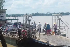 ‘Cõng’ ô tô qua sông: Biết sai nhưng vẫn liều