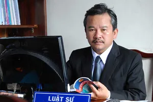 Giáo viên bị sa thải, kiện 10 năm chưa xong