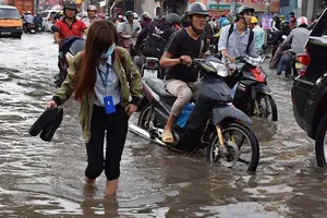 Nhiều nơi nước ngập tràn vào nhà