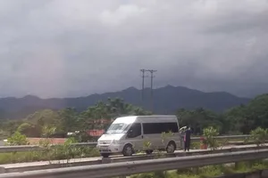 Thót tim vì xe giành khách trên cao tốc