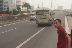 Cục CSGT nói gì về vụ đón khách trên cao tốc