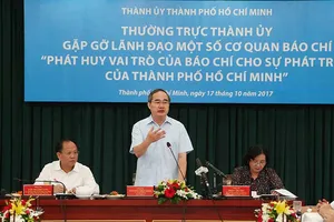 Đặt hàng báo chí cùng chấm điểm chính quyền
