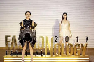 Đến phố đi bộ xem Lễ hội Thời trang và công nghệ