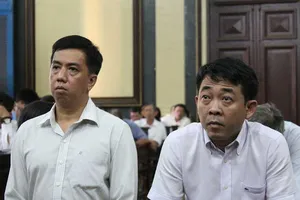 Đại diện hai bộ đến tòa chỉ để… ghi nhận