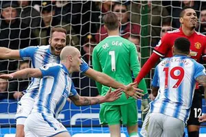 Huddersfield, nơi in dấu giày Kiatisak và nước mắt Mour