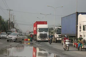 Run rẩy đi qua con đường ‘tử thần’ ở Bình Dương