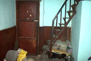 Không thể dọn vào nhà mới vì hàng xóm… cản trở