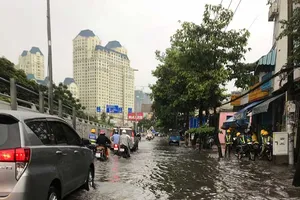 Không có bơm ‘khủng’, đường Nguyễn Hữu Cảnh thế nào?