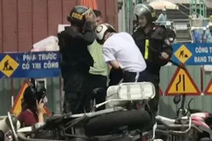 Cảnh sát cơ động thúc gối vào bụng thiếu niên