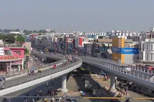 Thông xe cầu vượt, giảm kẹt xe sân bay