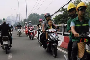 Ba mẹ cũng chạy ngược chiều