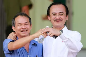 Bầu Thắng và VPF lo chuyện thay nóc