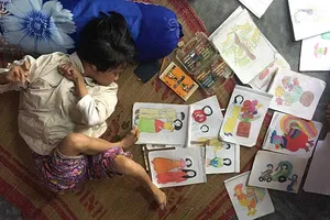 Cô gái bị liệt vẽ ước mơ bằng chân