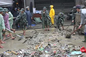 Hàng trăm người dọn vệ sinh sau lũ ở Hội An
