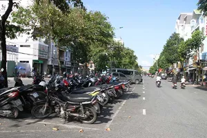 Cần Thơ: Lòng đường thành bãi giữ xe