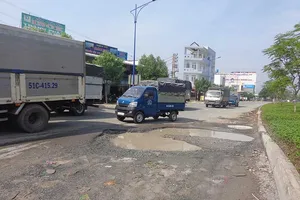 Đường ngàn tỉ bị lún vì… xe đông!