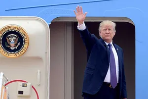 Tổng thống Donald Trump lên Air Force One rời Hà Nội