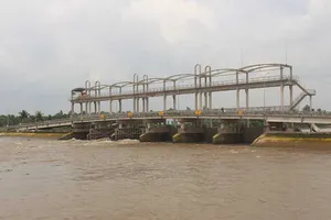 Cống ngăn mặn 150 tỉ mới xây đã hỏng