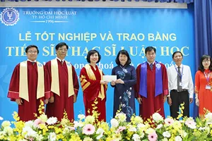 ‘12.000 tỉ và 9.000 tiến sĩ’: Tránh lặp lại vết xe cũ 