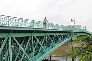 Từ cầu Mống đến cầu tình yêu