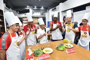 Sol Campbell ‘ghi bàn’ sau 20 phút làm… bánh xèo