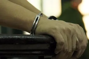 Cớ gì với dân nghiêm khắc, quan tham lại nương tay?