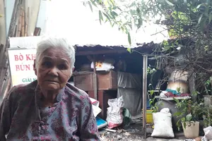 81 tuổi mòn mỏi chờ cho phép sửa nhà