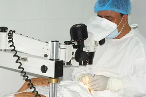 Không mang kính khi thí nghiệm, sinh viên bị hư một mắt