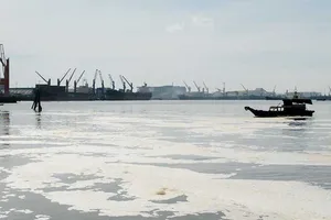 Sông Thị Vải nổi bọt màu vàng, trắng nghi xả thải