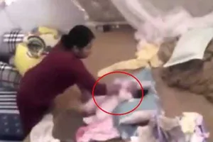 Bé gái hơn 1 tháng tuổi bị hành hạ dã man