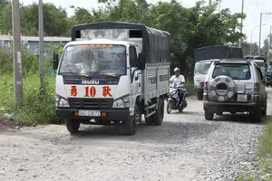 Xe né trạm BOT biến đường thành… ao!