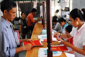 Thực hư ‘giấy đỏ ghi đầy đủ tên người trong gia đình’