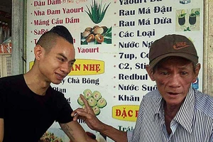 Anh em ruột làm con nuôi ở Pháp về Việt Nam tìm mẹ