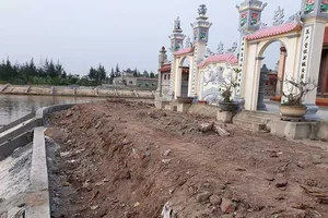 Miếu xây hoành tráng trên đê, xã nói không biết